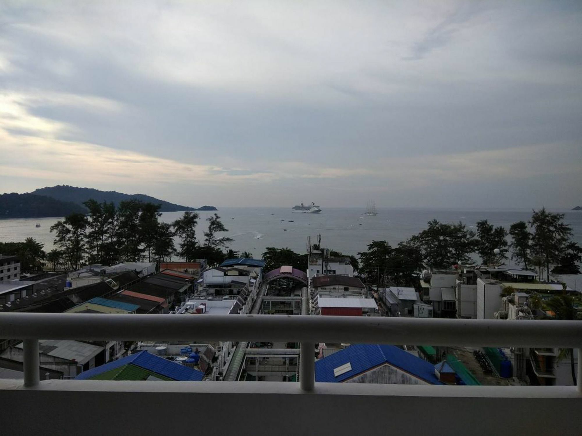 Patong Tower By United 21 Thailand Esterno foto
